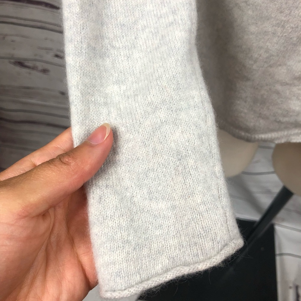 Saks Fifth Ave Grey Cashmere‎ Sweater - Picture 5 of 8